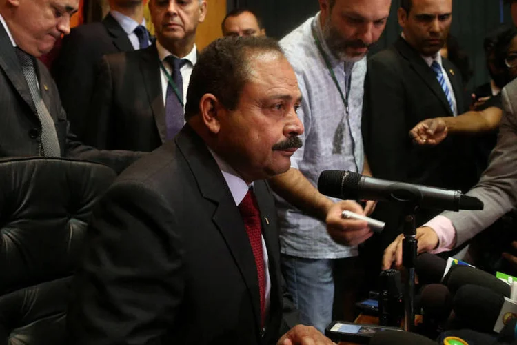 
	Waldir Maranh&atilde;o: os deputados apontam sa&iacute;das para o caso um pedido de cassa&ccedil;&atilde;o do mandato de Maranh&atilde;o, o que levaria meses
 (Adriano Machado / Reuters)