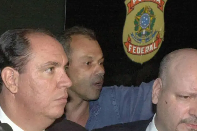 O ex-assessor do Planalto Waldomiro Diniz (à esquerda) e seu advogado, Luis Guilherme Vieira, deixam a Polícia Federal (J. Freitas/Agência Brasil)