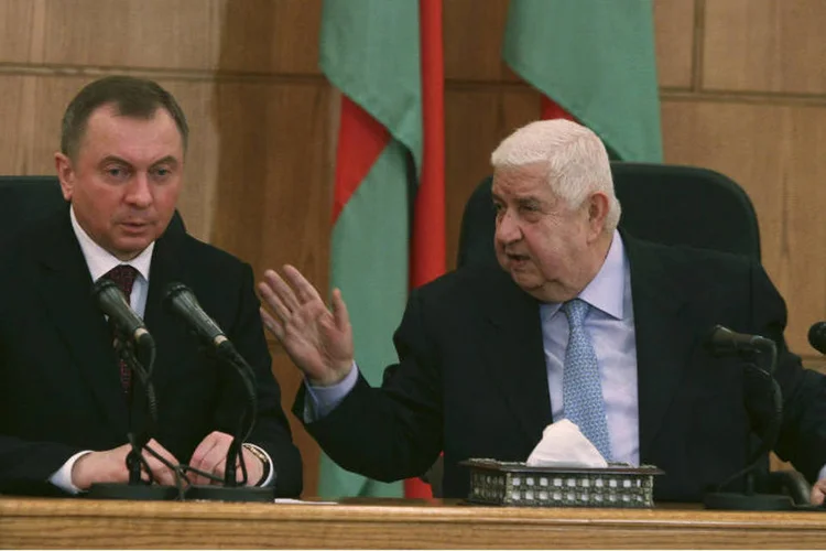 Walid al-Moualem (D): "O governo sírio é completamente capaz de lutar contra o Daesh [jihadistas] sem a ajuda de ninguém" (Omar Sanadiki/Reuters)