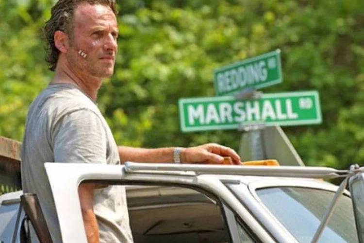 
	No v&iacute;deo, Rick Grimes &eacute; mostrado com uma s&eacute;rie de curativos no rosto
 (Reprodução/YouTube)