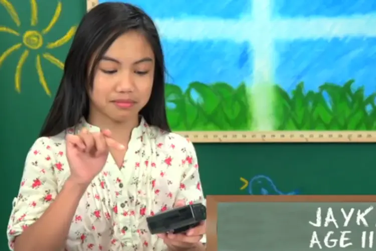 Vídeo mostra que crianças não sabem mais o que é um Walkman: uma das crianças exclama "eu prefiro o meu iPhone do que essa coisa complicada” (Reprodução/YouTube/TheFineBros)