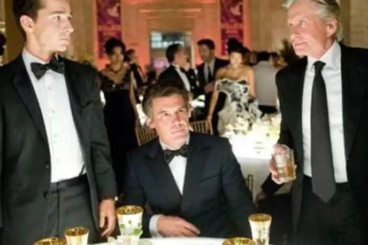 Cena do filme Wall Street: O Dinheiro Nunca Dorme, com Michael Douglas  (.)