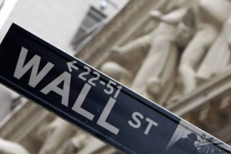 Placa indicando Wall Street: bancos americanos também tiveram seu rating rebaixado (©AFP/Archives / Timothy A. Clary)