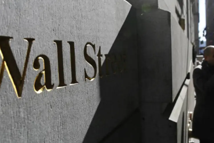 
	Wall Street: &agrave;s 11h30 (hor&aacute;rio de Bras&iacute;lia), o &iacute;ndice Dow Jones subia 1,92 por cento, a 15.966 pontos
 (REUTERS/Brendan McDermid)