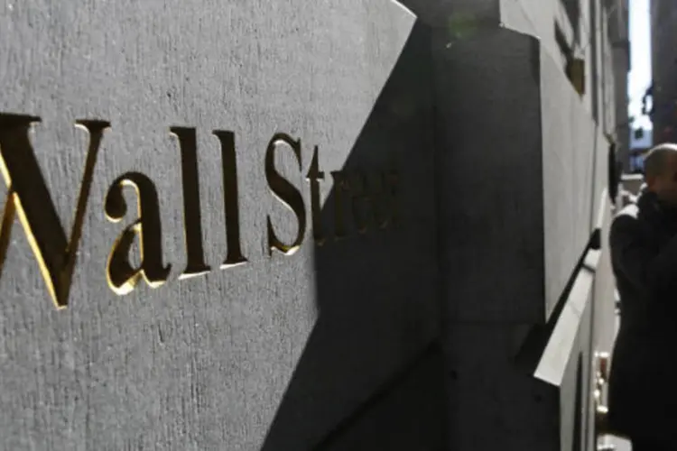 
	Wall Street: &agrave;s 13h16, o &iacute;ndice Dow Jones ca&iacute;a 0,13 por cento, a 16.551 pontos, enquanto o S&amp;P 500 tinha desvaloriza&ccedil;&atilde;o de 0,24 por cento, a 1.886 pontos
 (REUTERS/Brendan McDermid)