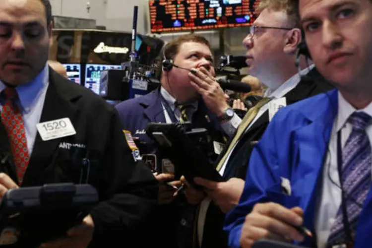Wall Street: o índice Dow Jones recuou 0,56 %, para 14.537 pontos. O índice Standard & Poor's 500 perdeu 0,67 %, para 1.541 pontos, chegando a cair 1 % no intradia. (REUTERS/Brendan McDermid)