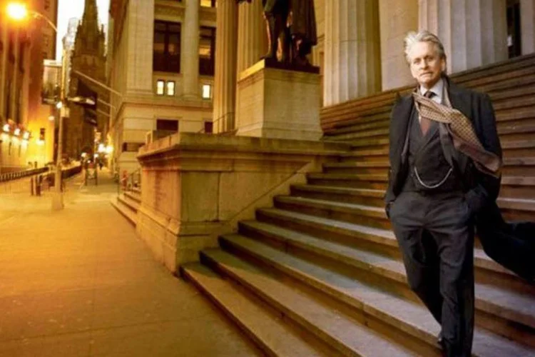 Personagem de Michael Douglas é movido pela ganância no filme Wall Street: O dinheiro nunca dorme (Divulgação/FOX Filmes)