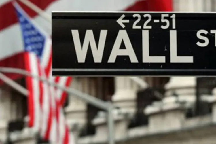 
	Wall Street: O &iacute;ndice Dow Jones&nbsp;subiu 128,78 pontos (0,88%), fechando a 14.802,24 pontos, um novo recorde. O Nasdaq avan&ccedil;ou 59,39 pontos (1,83%), encerrando a sess&atilde;o a 3.297,25 pontos. O S&amp;P 500 teve alta de 19,12 pontos (1,22%) e fechou a 1.587,73 pontos.
 (©AFP / Stan Honda)