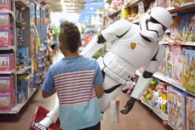 
	Em v&iacute;deo do Walmart, jovens optam por entregar os brinquedos para outras crian&ccedil;as
 (Reprodução/YouTube)