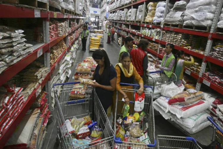
	Consumidores fazendo compras no Best Price da &Iacute;ndia: as medidas, que segundo o Banco Central representam uma&nbsp;&quot;mudan&ccedil;a significativa de dire&ccedil;&atilde;o&quot;
 (Ajay Verma/Reuters)