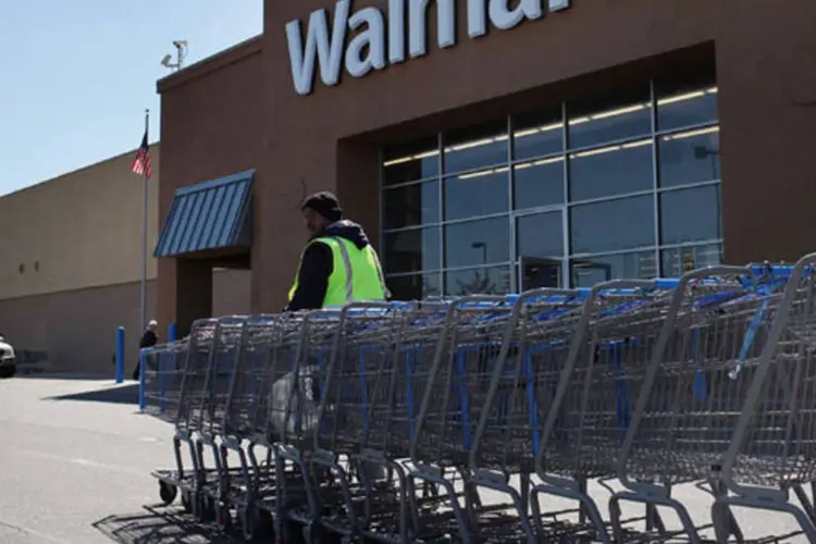 
	Funcion&aacute;rio do Walmart empurra carrinho de compras: n&atilde;o &eacute; a primeira vez que a&nbsp;Walmart&nbsp;trope&ccedil;a no exterior
 (Getty Images)