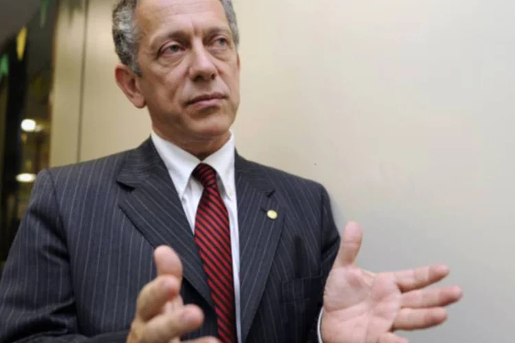 
	Walter Feldman ex-PSDB: &quot;ela n&atilde;o &eacute; mais ou menos porque &eacute; mulher&quot;, disse o deputado sobre a presidente Dilma
 (Agencia Camara)
