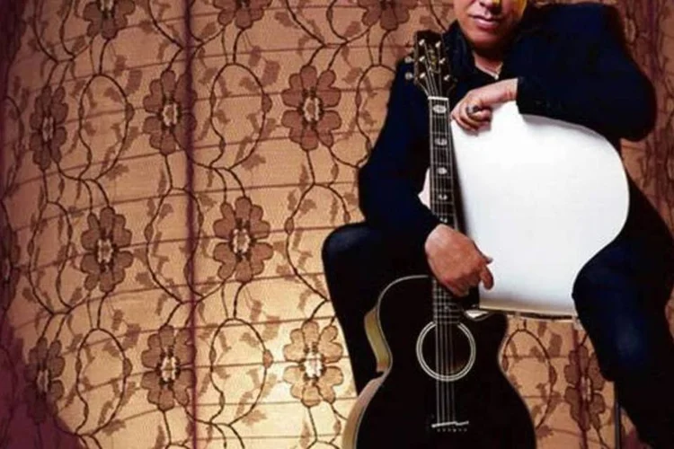 Ícone da cultura popular e da música brega brasileiras, Wando vendeu mais de 10 milhões de discos desde o início da carreira (Reprodução/Wando.com.br)