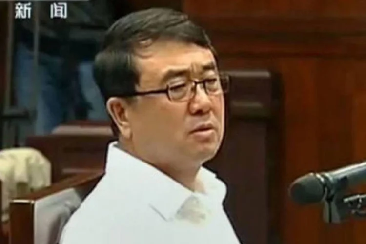 
	O ex-chefe da pol&iacute;cia de Wang Lijun fala ao tribunal durante seu julgamento: Wang foi julgado por deser&ccedil;&atilde;o e manipula&ccedil;&atilde;o da lei&nbsp;
 (CCTV/AFP)