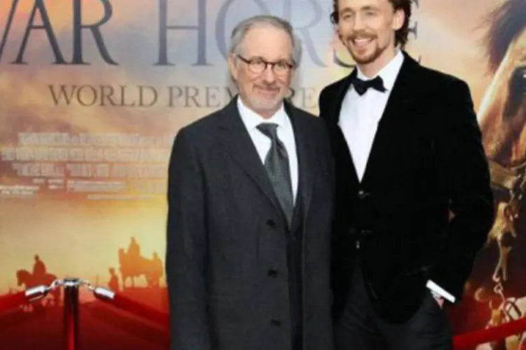 Steven Spielberg (E) e o ator Tom Hiddleston na pré-estreia do filme em Nova York
 (Neilson Barnard/Getty Images/AFP)