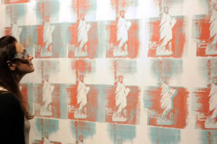 
	Mulher olha para a pintura &quot;Est&aacute;tua da Liberdade&quot;, do artista Andy Warhol
 (Bertrand Guay/AFP)