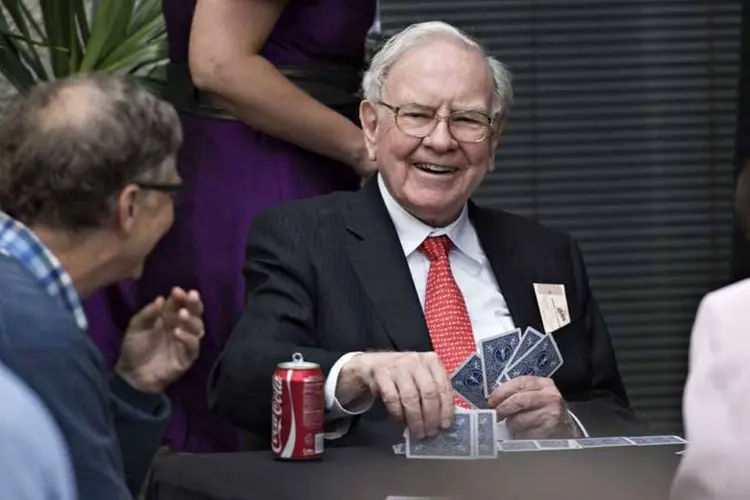 
	Warren Buffet joga cartas ao lado de Bill Gates: a Berkshire agora det&eacute;m 52,5 por cento da Heinz, disse a companhia
 (Bloomberg)