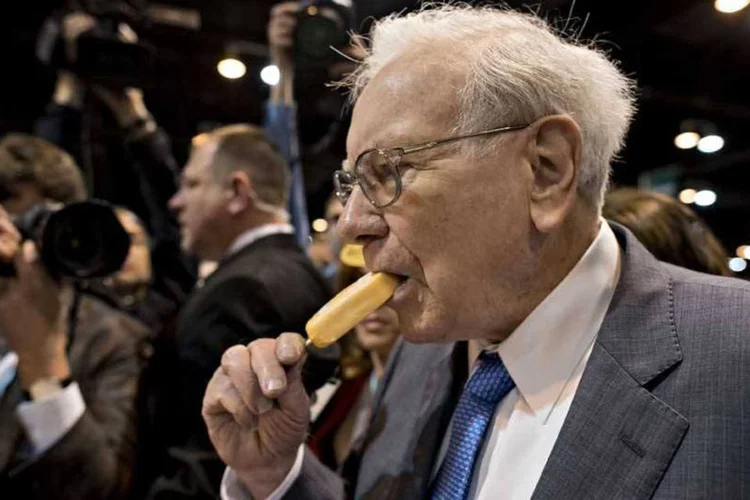 
	Warren Buffett: &quot;guru&quot; do mercado financeiro conversa sobre qualquer assunto em almo&ccedil;os leiloados, exceto investimentos futuros
 (Daniel Acker/Bloomberg)