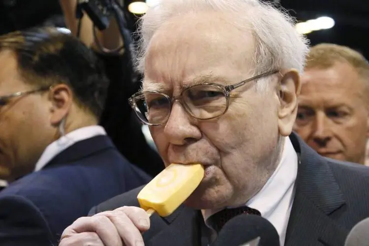 
	Buffett afirmou que continua comprando a&ccedil;&otilde;es apesar da queda no mercado financeiro americano
 (Rick Wilking/Reuters)