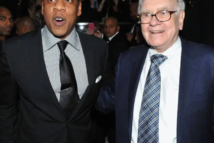 
	Rapper Jay-Z e o bilion&aacute;rio Warren Buffett: CEO do conglomerado Berkshire Hathaway e sempre avesso &agrave; tecnologia, Buffett d&aacute; o bra&ccedil;o a torcer e publica primeiro tu&iacute;te
 (Theo Wargo/Getty Images)