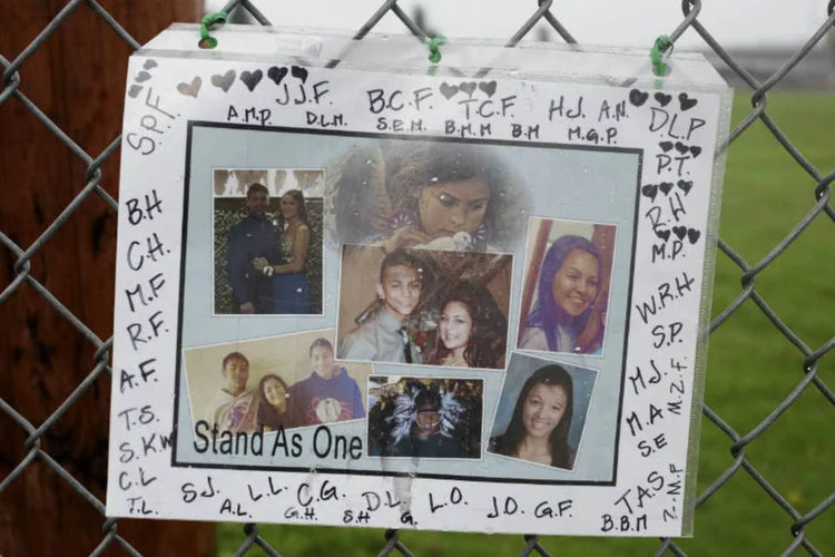 
	Memorial improvisado &eacute; visto fora do col&eacute;gio Marysville-Pilchuck um dia ap&oacute;s tiroteio, em Washington
 (Jason Redmond/Reuters)