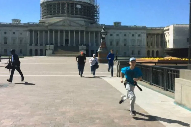 Turistas correm após tiroteio no Capitólio em Washington D.C., Estados Unidos (WRC-TV Via Reuters)