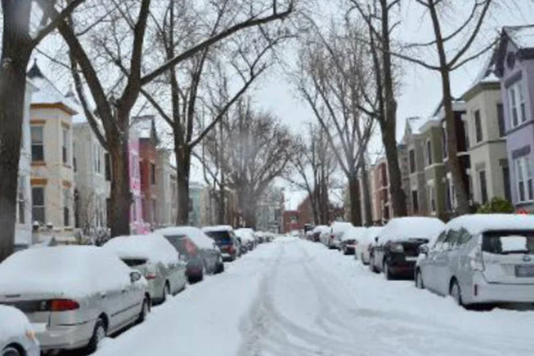 Bairro residencial em Washington: preço médio das casas que se encontram à venda nas 20 maiores metrópoles do país ganhou 0,8% em relação ao mês anterior (Eva Hambach/AFP)