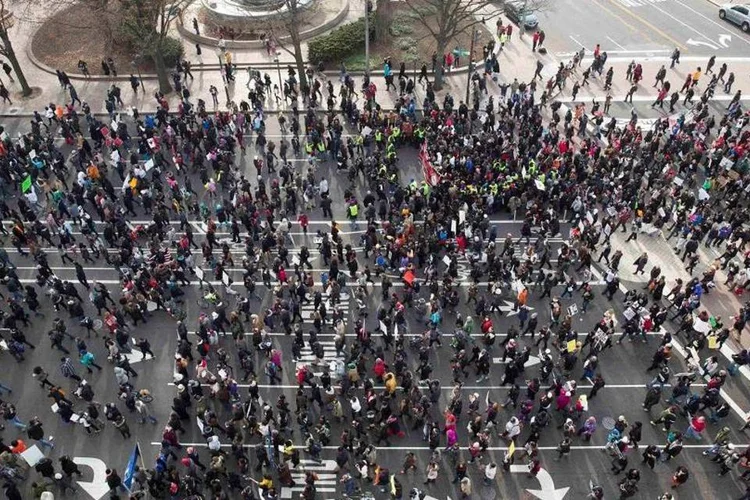 
	Marcha: v&aacute;rios protestos ocorreram em todo o pa&iacute;s ap&oacute;s j&uacute;ris terem decidido n&atilde;o indiciar os policiais envolvidos nas mortes de Brown e Garner
 (REUTERS/Joshua Roberts)