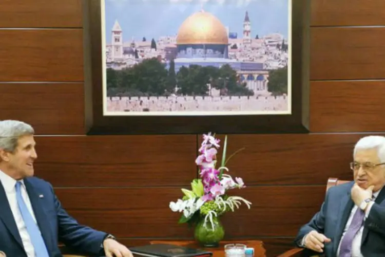 John Kerry se reúne com o presidente palestino, Mahmud Abbas, em Ramallah (AFP / Mandel Ngan)