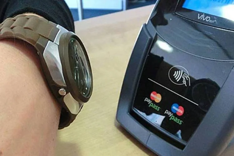 
	Rel&oacute;gio Watch2Pay sendo usado para pagamento m&oacute;vel: modelo dever&aacute; chegar em S&atilde;o Paulo
 (Divulgação)