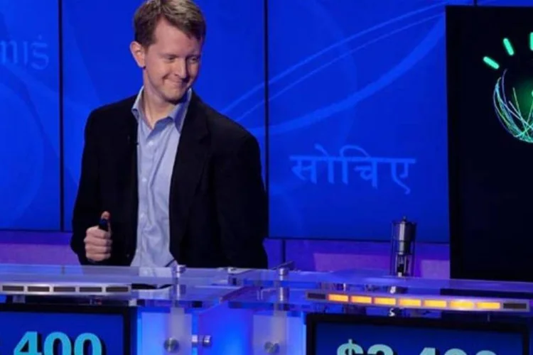 Ken Jennings compete com o computador Watson, da IBM, no programa Jeopardy! (Ben Hider/Getty Images)