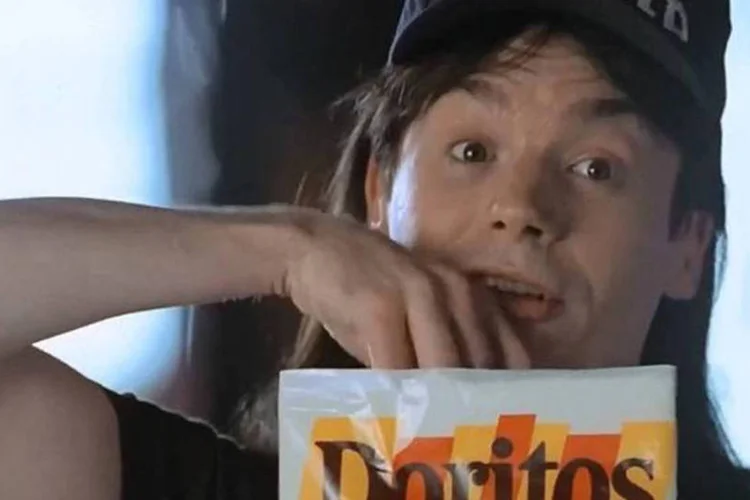 Filme Wayne's World: personagens  usam o humor para criar um product placement descarado, mas em linha com a proposta da “piada” (Reprodução/YouTube)