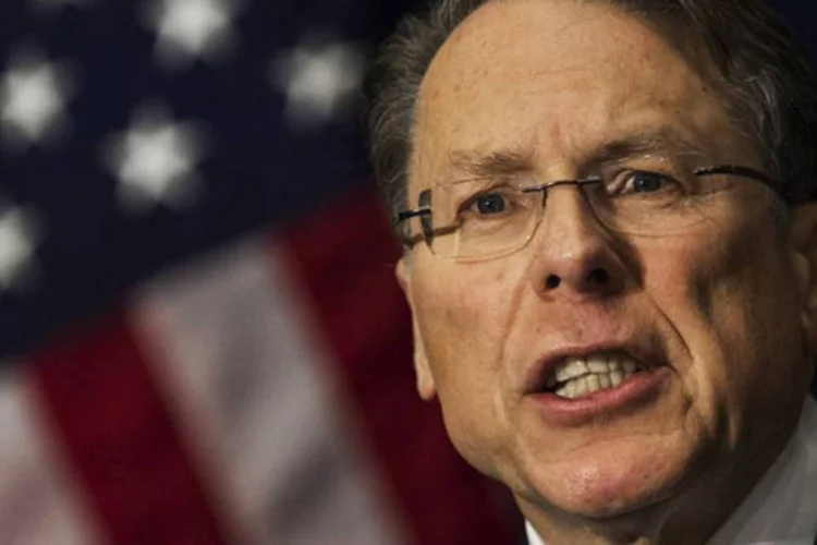 Wayne LaPierre concede uma entrevista coletiva, em Washington: LaPierre também criticou o papel que têm os filmes e os games na conduta dos americanos (©afp.com / Paul J. Richards)