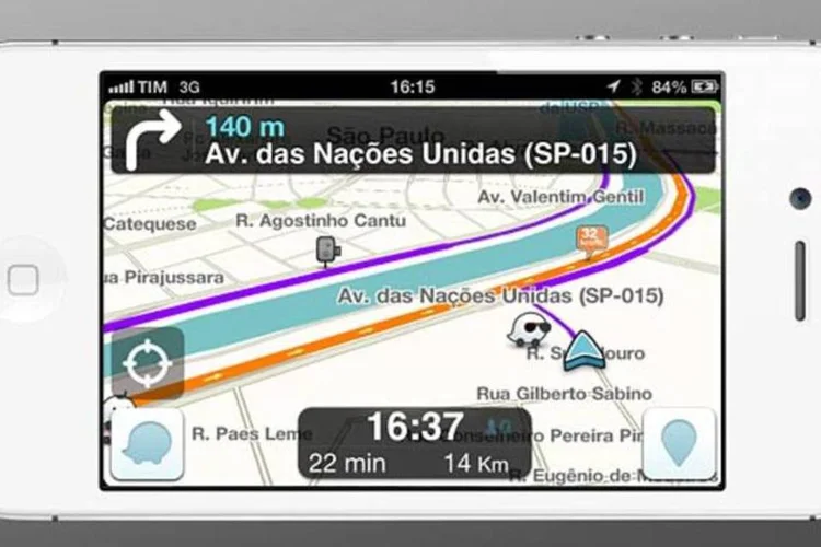 O Waze fornece instruções faladas em português, indica as condições do trânsito e é gratuito (Reprodução)