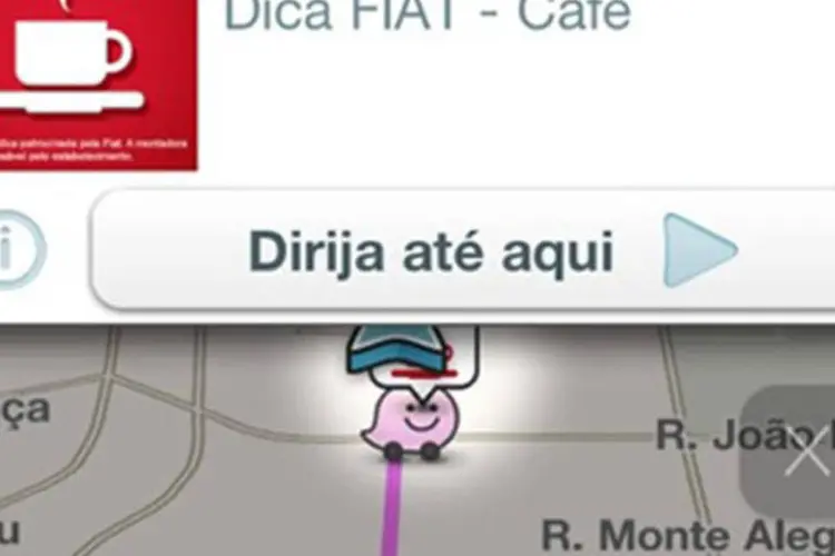 Waze: mensagens da Fiat aparecem na tela do celular de usuários do app no Brasil durante o trânsito, com dicas sobre restaurantes, cafés, cinemas e atrações (Reprodução)