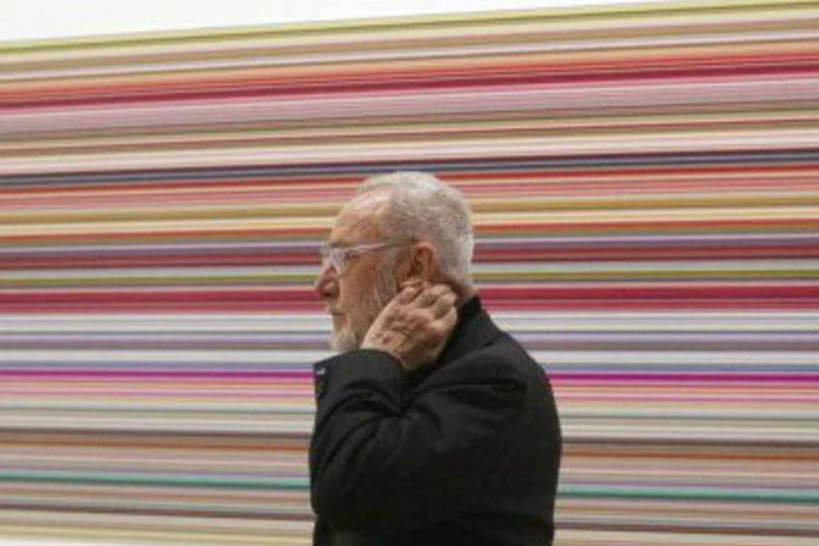  O pintor alemão Gerhard Richter passa em frente a uma de suas telas durante exposição em Paris ( Joel Saget/AFP)