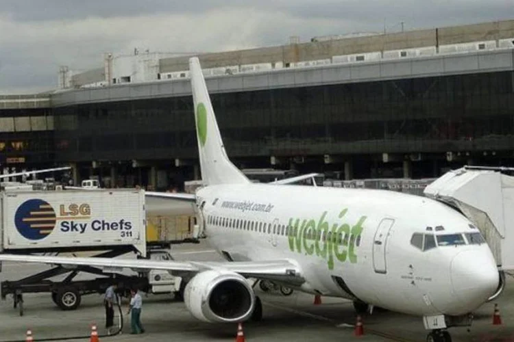 Avião da Webjet no aeroporto de Cumbica, em Guarulhos (Wikimedia Commons)