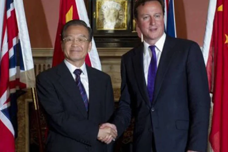 Wen Jiabao, primeiro-ministro chinês, e David Cameron, do Reino Unido (Carl Court/AFP)