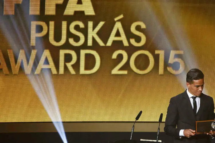 O brasileiro Wendell Lira (E) no Prêmio Puskás, de gol mais bonito de 2015, superando Lionel Messi (Ruben Sprich/Reuters)