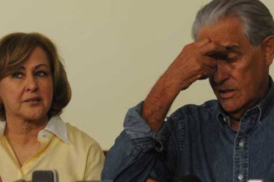 Weslian vai a debate agarrada a papéis e comete gafes