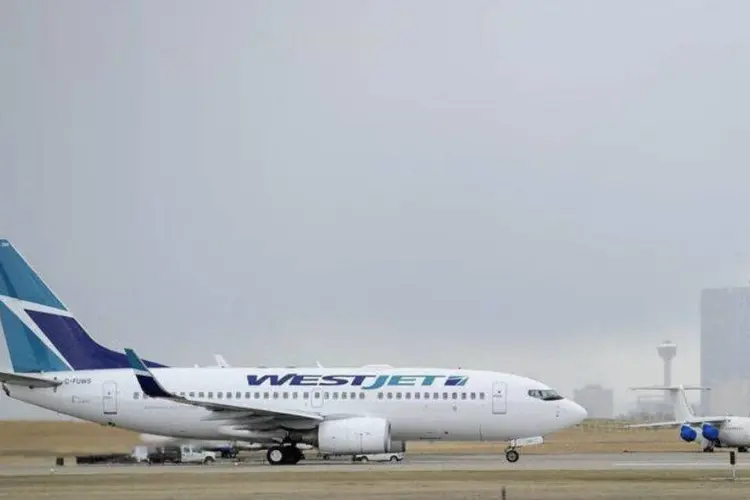 Boeing 737-700 da WestJet decola de aeroporto no Canadá (Todd Korol/Reuters)