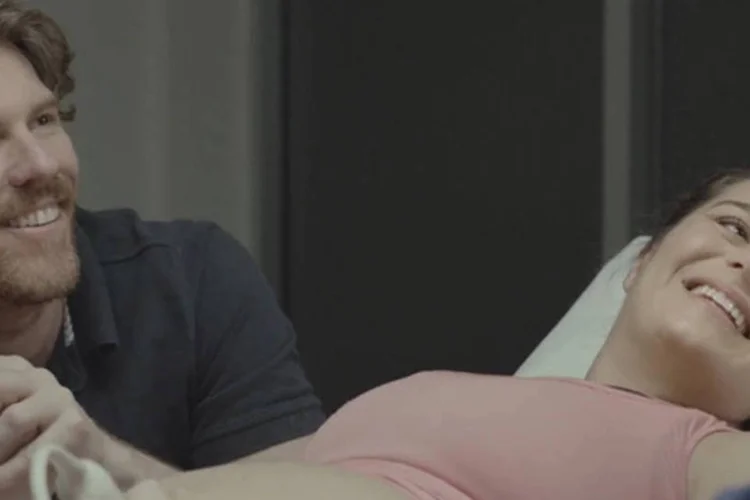 filme What R U Having, da Parents and Friends of Lesbians And Gays, mescla emoção, sensibilidade e realidade para passar sua mensagem sobre direitos dos homossexuais (.)