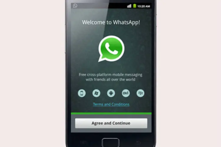 
	Smartphone com a tela do aplicativo de mensagens Whatsapp:&nbsp;an&uacute;ncio foi feito menos de uma semana ap&oacute;s compra do aplicativo por parte do Facebook
 (Reprodução)