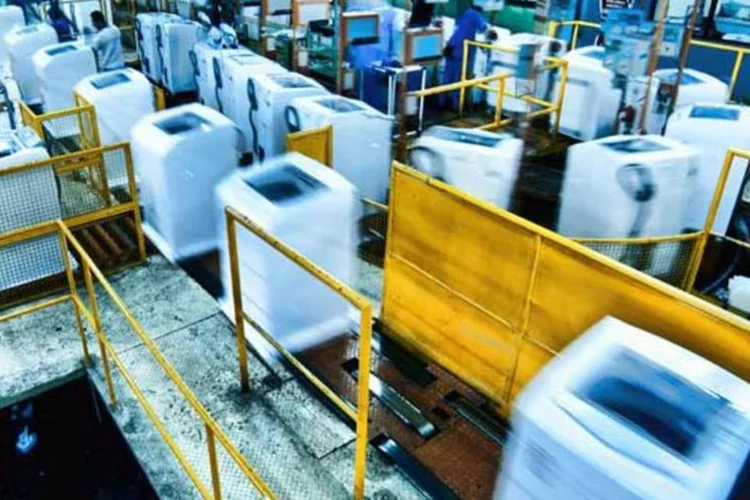 
	Linha de montagem da Whirlpool: na Am&eacute;rica Latina, as vendas da Whirlpool tiveram ligeira queda, a US$ 1,3 bilh&atilde;o
 (EXAME)