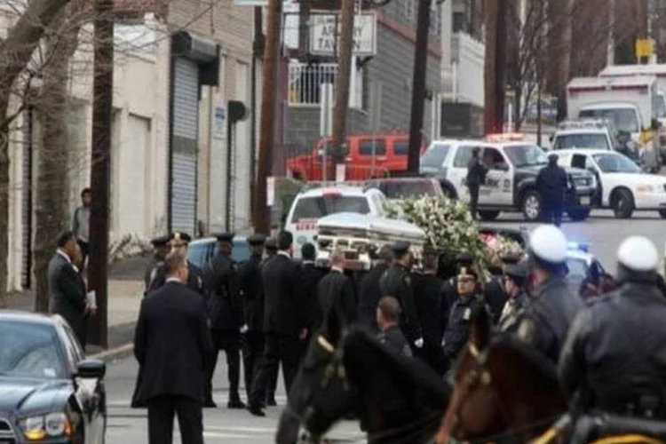 Caixão foi colocado em um carro fúnebre de cor dourada (AFP)