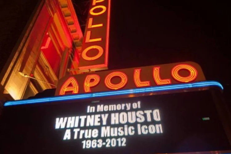 Teatros nos EUA prestam homenagens para Whitney Houston em letreiros (Getty Images)