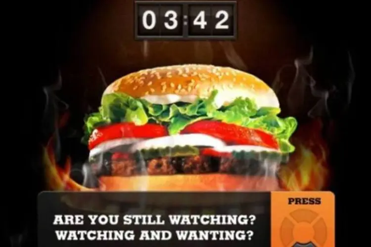 Burger King: fique encarando o hamburguer por quanto tempo conseguir e ganhe um Whopper (Divulgação)