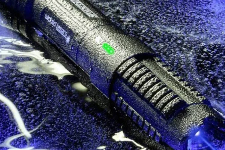 O laser S3 Arctic, da Wicked Lasers, tem apenas 1,5 watt de potência, mas fez um estrago considerável na tela do iPhone 5 (Divulgação)