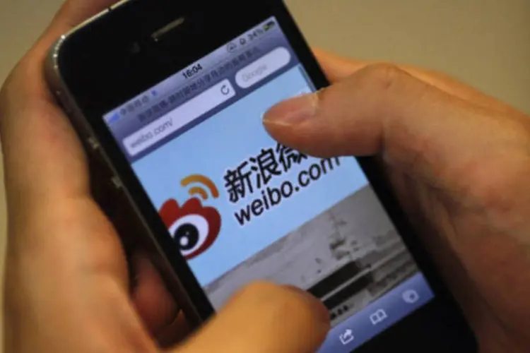 Pessoa acessa por meio de iPhone o microblog Weibo, o chamado "Twitter chinês" do grupo Sina (REUTERS/Carlos Barria)