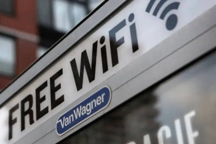 
	Placa de Wi-Fi gratuito: os ve&iacute;culos participantes est&atilde;o equipados com dispositivos wireless que avisam os motoristas de perigos espec&iacute;ficos
 (John Moore/Getty Images/AFP)